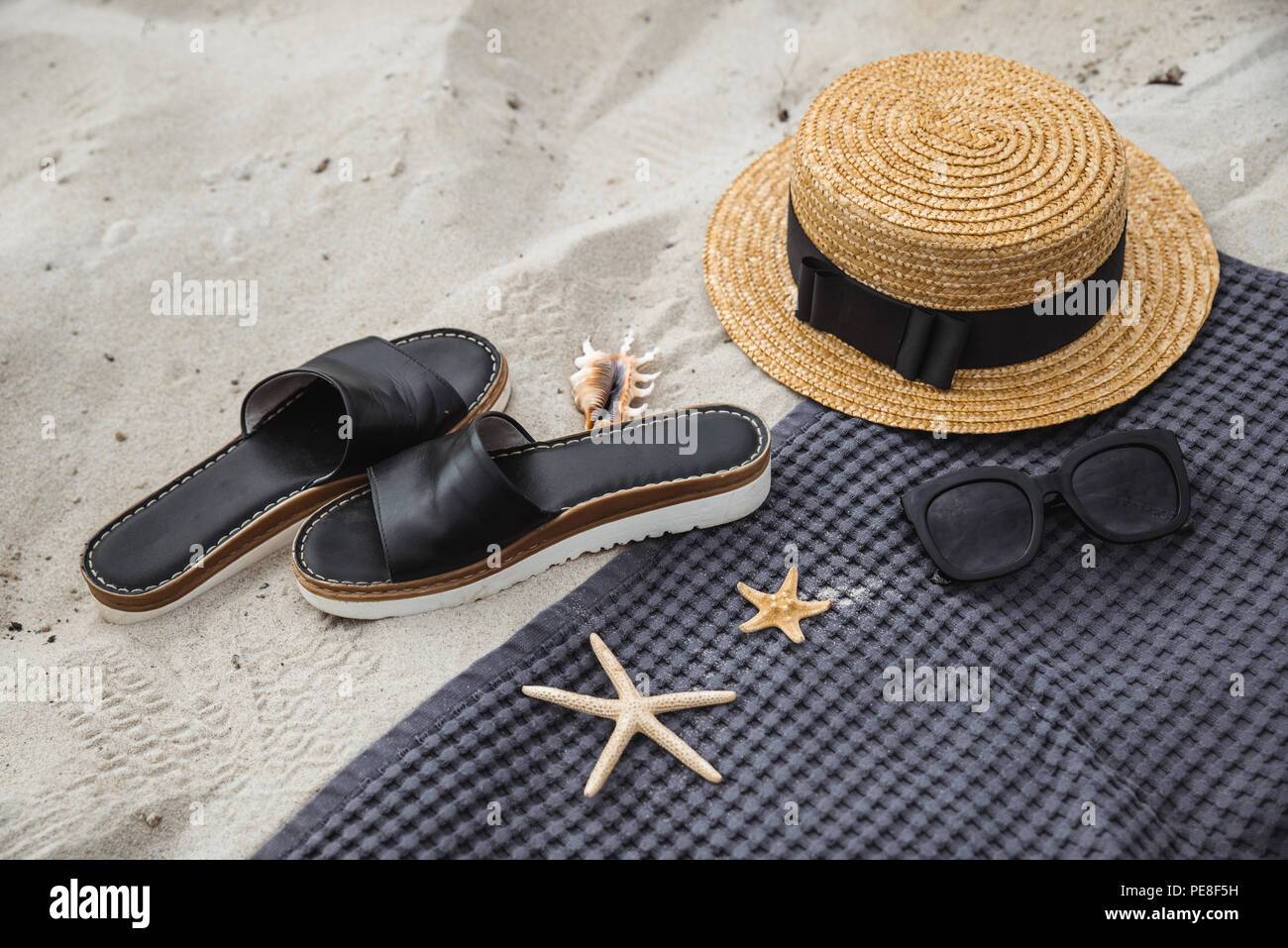 Concetto di estate. spiaggia roba sulla sabbia. spazio copia Foto Stock
