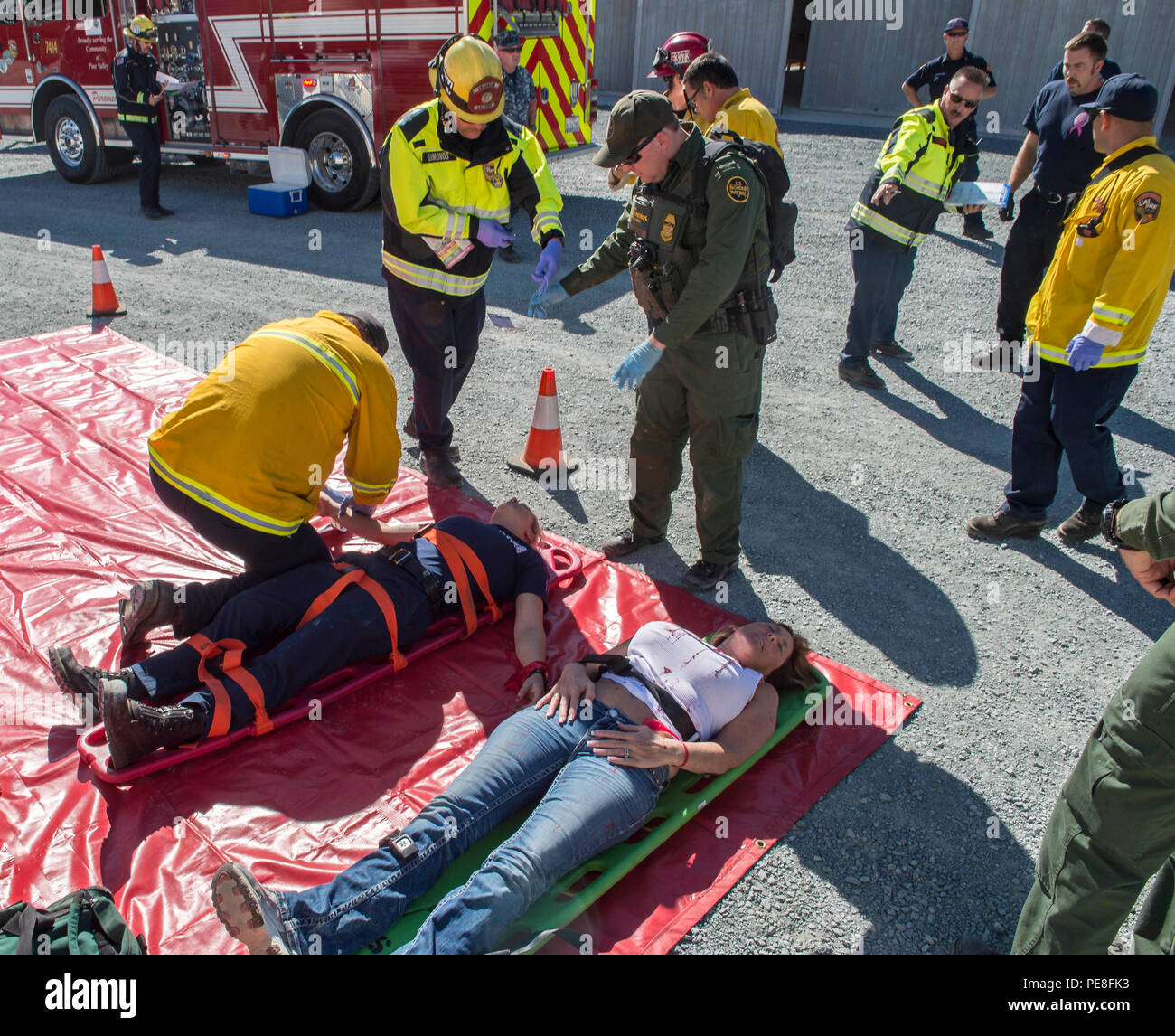 CAMP MICHAEL MONSOOR, California (Ott. 27, 2015) San Diego vigili del fuoco e DEGLI STATI UNITI Pattuglia di Confine gli agenti tendono a vittime simulato durante una massa-casualty esercizio a Camp Michael Monsoor. I marinai, U.S. Pattuglia di Confine agenti, San Diego vigili del fuoco e San Diego funzionari di polizia da vari San Diego hanno partecipato i comandi in una tre-sito, Navy Camp Michael Monsoor, Campo e Boulevard Pattuglia di Confine stazioni, active-shooter e massa-casualty esercizio. I marinai fornito feedback e coordinare le strategie per gli ufficiali in uno sforzo per rafforzare la loro crisi la capacità di risposta. (U.S. Foto di Marina di Massa Com Foto Stock