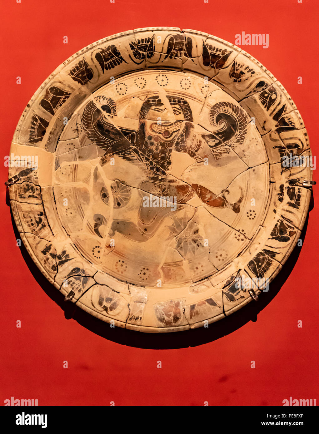 Attico a figure nere piastra, Gorgone, dipinta da Anagyrous, 600-575 A.C. Foto Stock