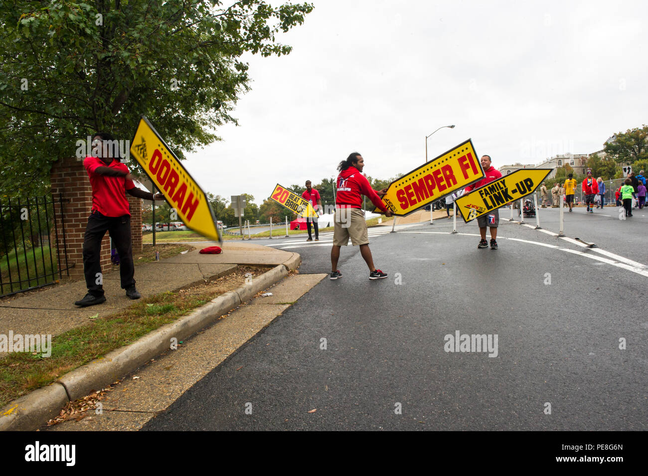 Professional firmare i filatori con pubblicità AArow sfoggiare la loro abilità al fine Festival durante il quarantesimo Marine Corps Marathon, Arlington, Virginia, 25 ottobre 2015. Noto anche come "popolo della maratona,' il 26,2 miglia race ha attirato circa 30.000 partecipanti per promuovere il benessere fisico, generare la buona volontà nella comunità e mostrare la capacità organizzativa del Marine Corps. (U.S. Marine Corps foto di Kathy Reesey/rilasciato) Foto Stock