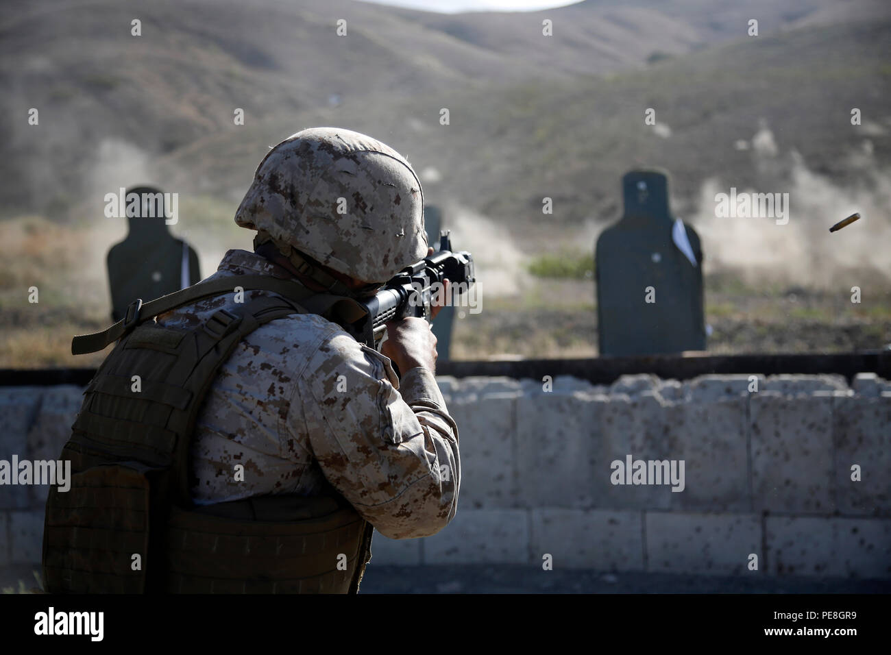 Un U.S. Marine con xi Marine Expeditionary Unit (MEU) incendi un m4 carbine come parte di combattere la precisione di tiro della formazione nel corso della XI MEU Elemento di comando esercizio di campo (CEFEX) a Camp Pendleton, California Combattere la precisione di tiro della formazione insegna Marines arma la familiarità e la precisione di tiro enhancement, nonché il mantenimento di competenze sviluppate in preparazione per la WestPac 16-2 distribuzione. (U.S. Marine Corps foto di Cpl. Xzavior T. McNeal) Foto Stock