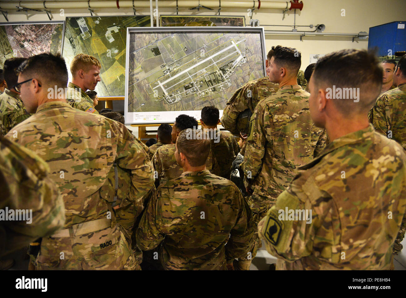 U S Paracadutisti Assegnato Al 2 Battaglione 503rd Reggimento Di Fanteria 173rd Brigata Aerea Rivedere Drop