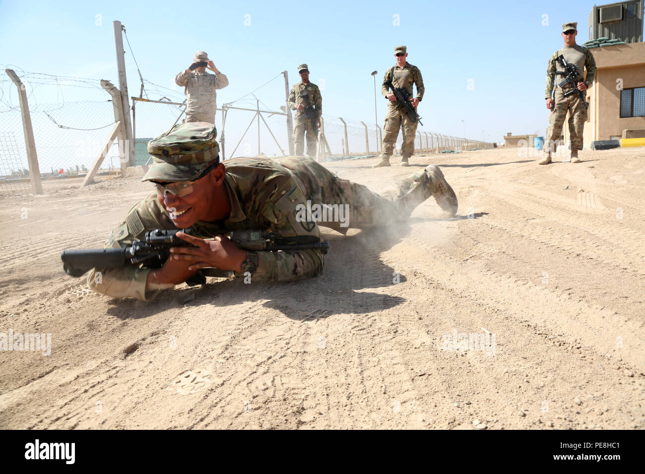 Stati Uniti I soldati dell esercito assegnato a Charlie Company, 1° Battaglione, XXXII Reggimento di Fanteria, 1° Brigata Team di combattimento, decimo Montagna divisione, dimostrare come alta strisciare con armi all esercito iracheno gli ingegneri della gamma Besmaya complessa, Iraq, 25 ottobre 2015. Il crawl elevata consente un soldato di muoversi più velocemente di quanto il crawl basso consentendo comunque una silhouette bassa. Coalizione di esperti in materia di formazione sono comprensivi di forze irachene compresi Peshmerga e volontari tribali in 5 siti in Iraq sulle competenze che utilizzerà per combattere lo Stato islamico dell Iraq e il levante. Questo corso di formazione è parte di combinata Foto Stock
