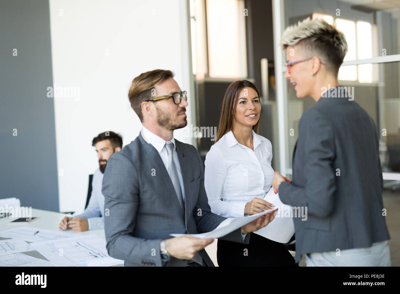 Foto di colleghi di lavoro parlando in ufficio Foto Stock