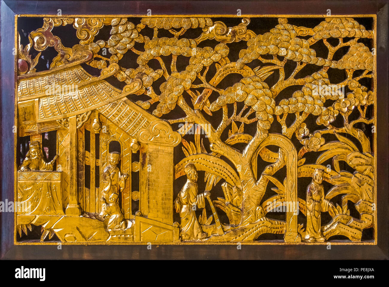 Georgetown, Penang, Malesia - Agosto 23, 2013: scolpite golden wall ornamento su un vecchio tempio Cinese nella città di Georgetown Foto Stock