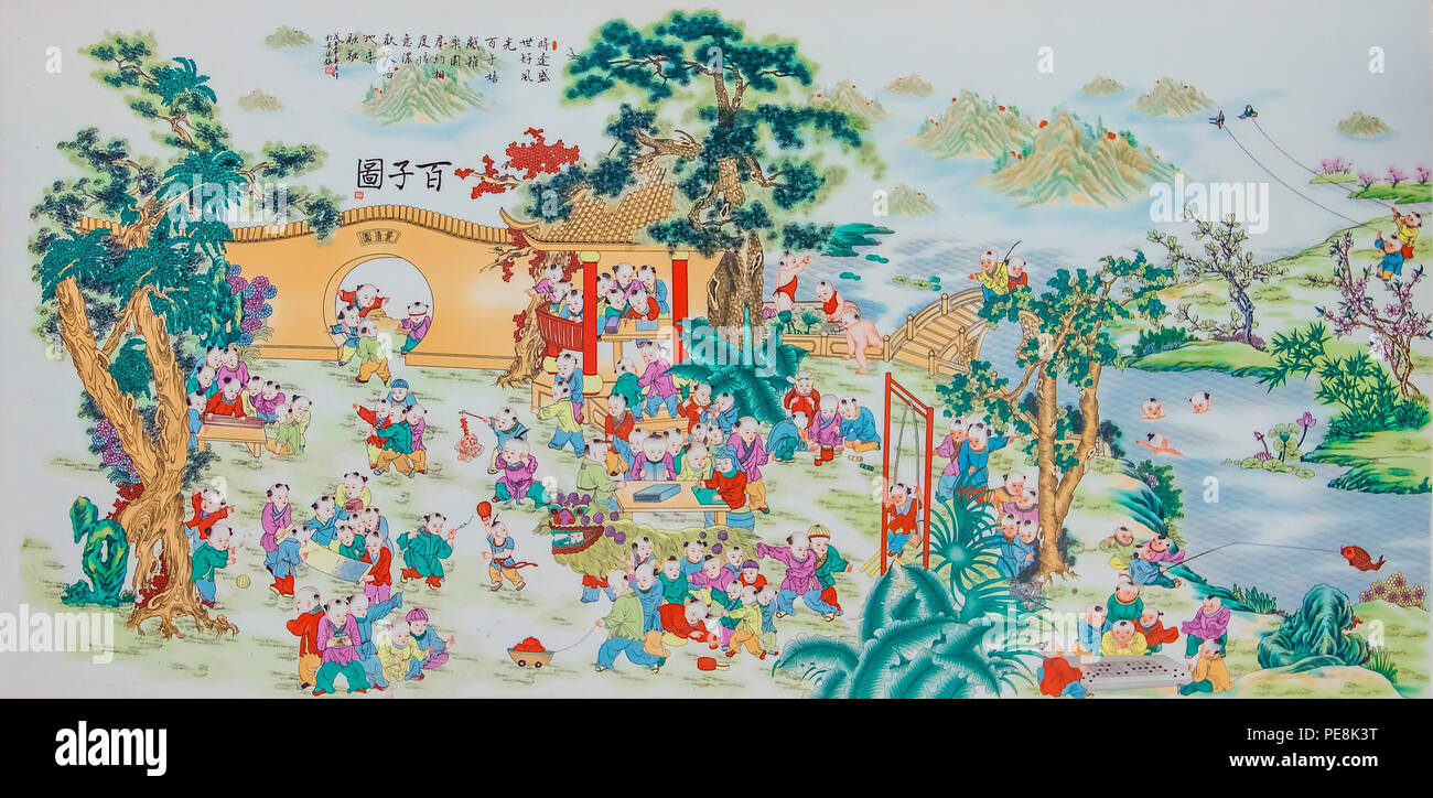 Riproduzione di un antico stile cinese in porcellana dipinto pastello chiamato centinaia di bambini Foto Stock