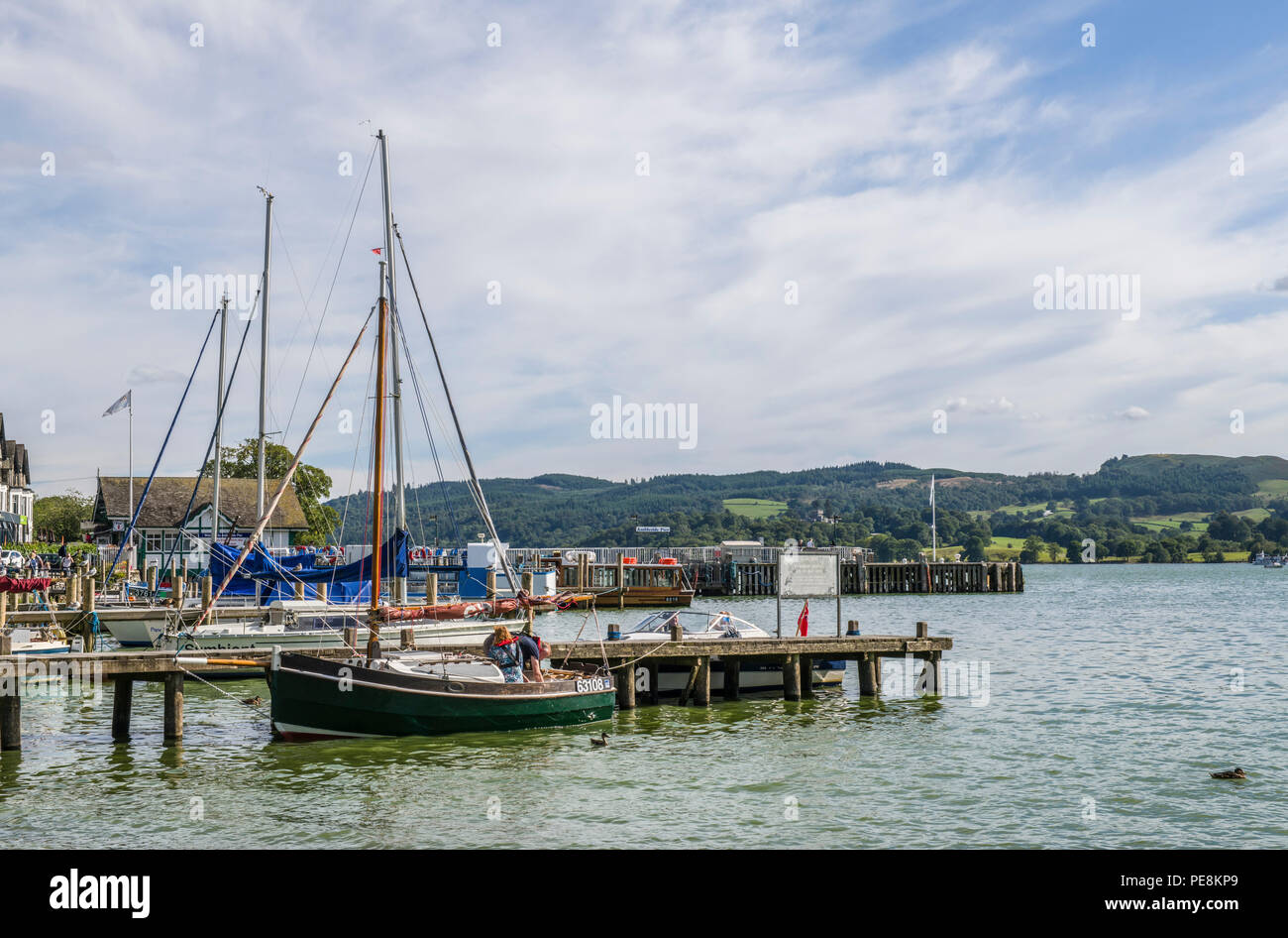 Yacht ormeggiati a Waterhead Ambleside nel distretto del Lago Foto Stock