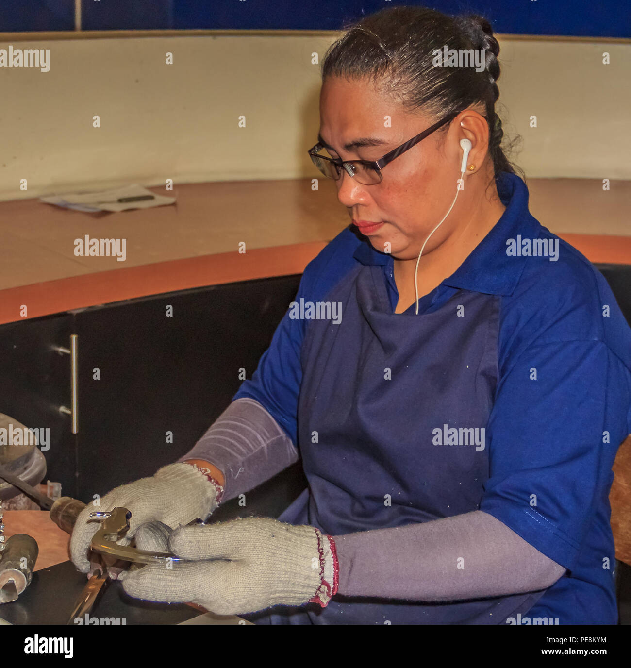 Kuala Lumpur, Malesia - 16 agosto 2013: Peltro lavoratore in 150 anni leader del mondo Royal Selangor Pewter factory Foto Stock