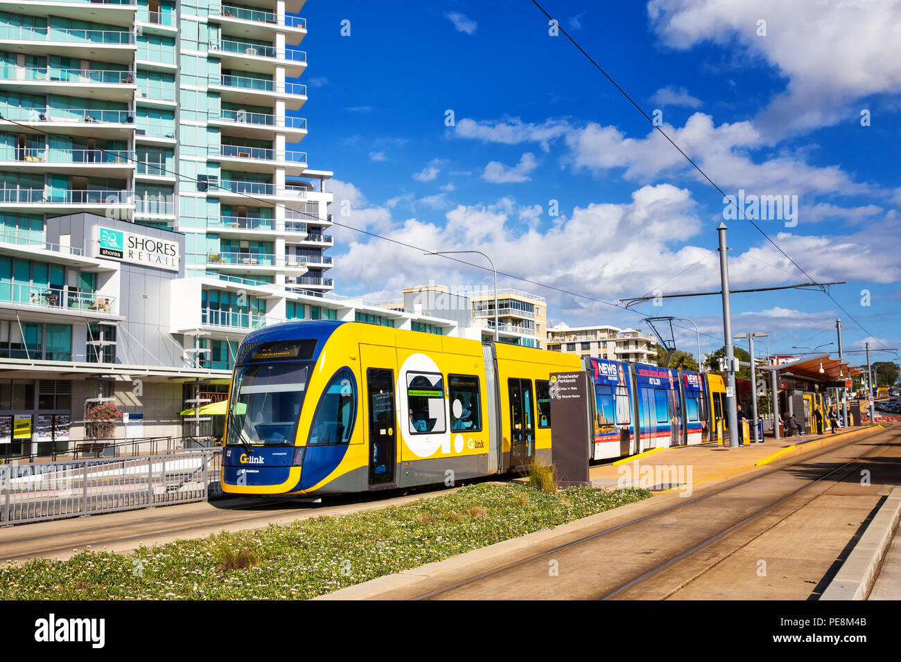 SURFERS PARADISE, Australia - agosto 10,2018: un tram sul G:Collegamento sistema di ferrovia leggera di partenza attende dal Broadwater Parklands stazione. Foto Stock