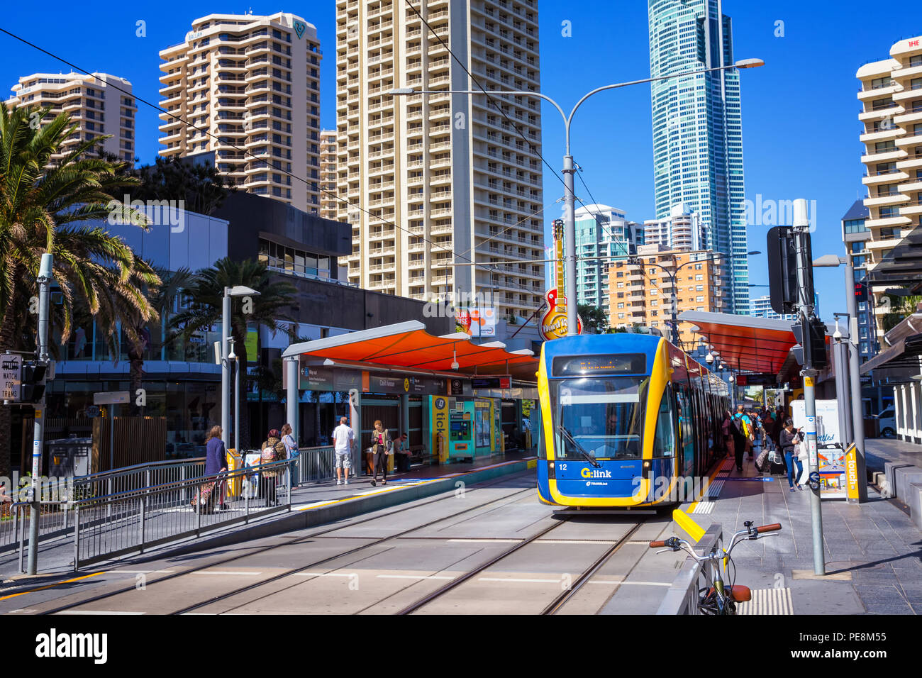 SURFERS PARADISE, Australia - agosto 10,2018: un tram sul G:Collegamento sistema di ferrovia leggera di partenza attende da Cavill Avenue stazione. Foto Stock