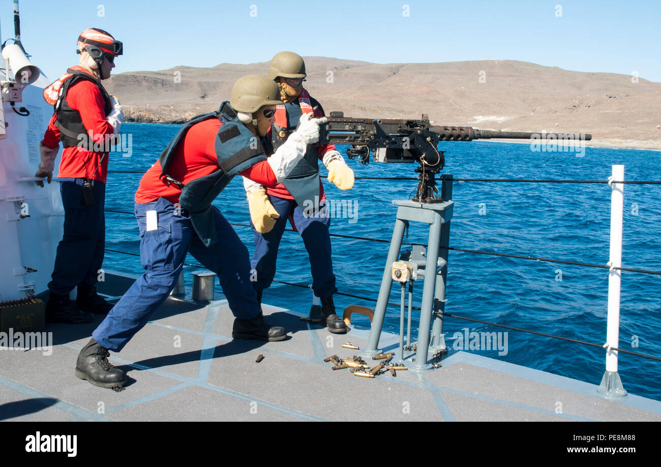 Equipaggio del guardacoste ippoglosso annuale condotta calibro 50 machine gun training della costa di San Clemente in Isola su Ott. 30, 2015. La Guardia Costiera standard del calibro 50 la formazione è progettata per consentire all'equipaggio per acquisire dimestichezza con la gestione e le procedure operative di queste armi. (Ufficiale DEGLI STATI UNITI Coast Guard foto di Sottufficiali di terza classe Andrea Anderson) Foto Stock