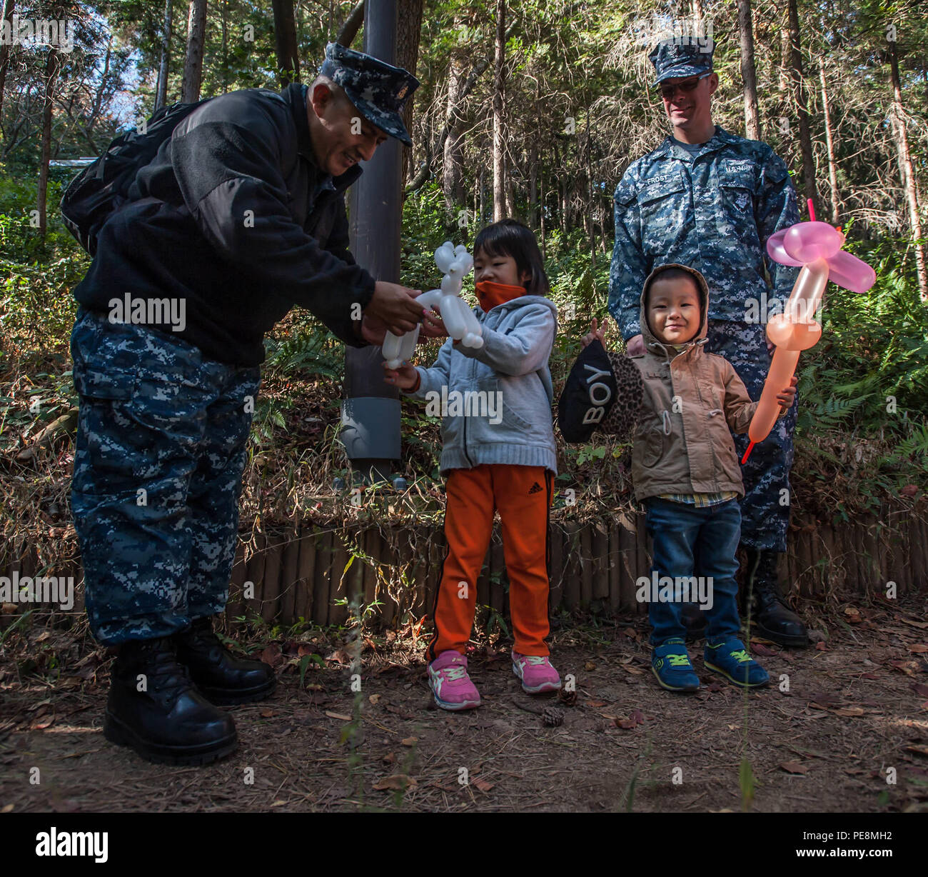 151031-N-OI810-158 Changwon City, Repubblica di Corea (ott. 31, 2015) Capo di aviazione del macchinista Mate Walter Castillo, da Los Angeles, DA PARTE DEGLI STATI UNITI La marina è solo distribuita portaerei USS Ronald Reagan (CVN 76) dà un bambino un palloncino durante una comunità di rapporti di evento con Jinhae speranza bambini Home. Ronald Reagan è ormeggiata in Busan per un avviamento visita porta. Ronald Reagan e la sua aria imbarcato ala, Carrier aria Wing (CVW) 5, fornire un contro-pronto forza che protegge e difende il collettivo agli interessi marittimi degli Stati Uniti e dei suoi alleati e partner in Indo-Asia-Pacifico regio Foto Stock