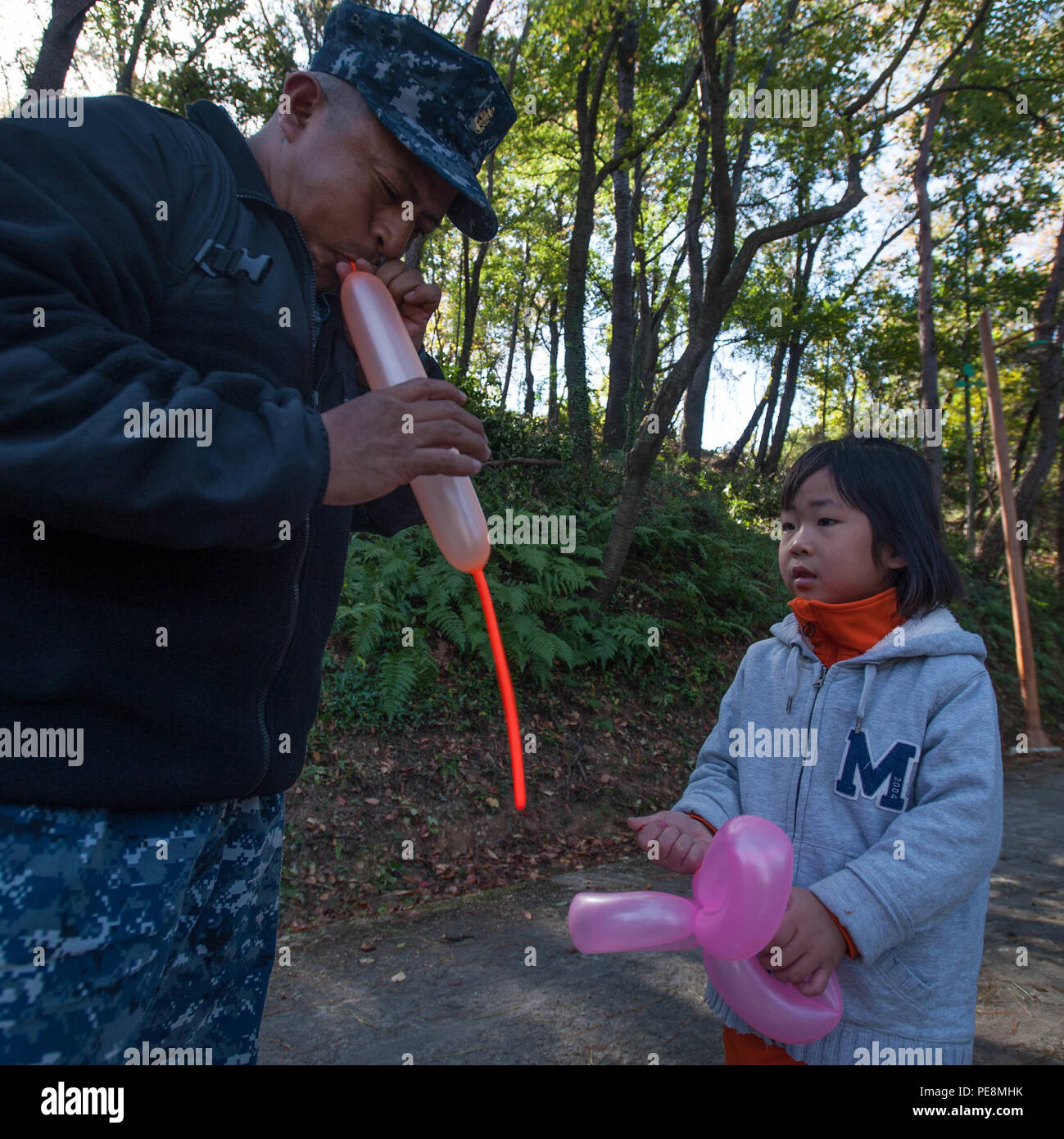 151031-N-OI810-142 Changwon City, Repubblica di Corea (ott. 31, 2015) Capo di aviazione del macchinista Mate Walter Castillo DA PARTE DEGLI STATI UNITI La marina è solo distribuita portaerei USS Ronald Reagan (CVN 76) si gonfia un palloncino durante una comunità di rapporti di evento con Jinhae speranza bambini Home. Ronald Reagan è ormeggiata in Busan per un avviamento visita porta. Ronald Reagan e la sua aria imbarcato ala, Carrier aria Wing (CVW) 5, fornire un contro-pronto forza che protegge e difende il collettivo agli interessi marittimi degli Stati Uniti e dei suoi alleati e partner in Indo-Asia-regione del Pacifico. (U.S. Foto della marina da Ma Foto Stock