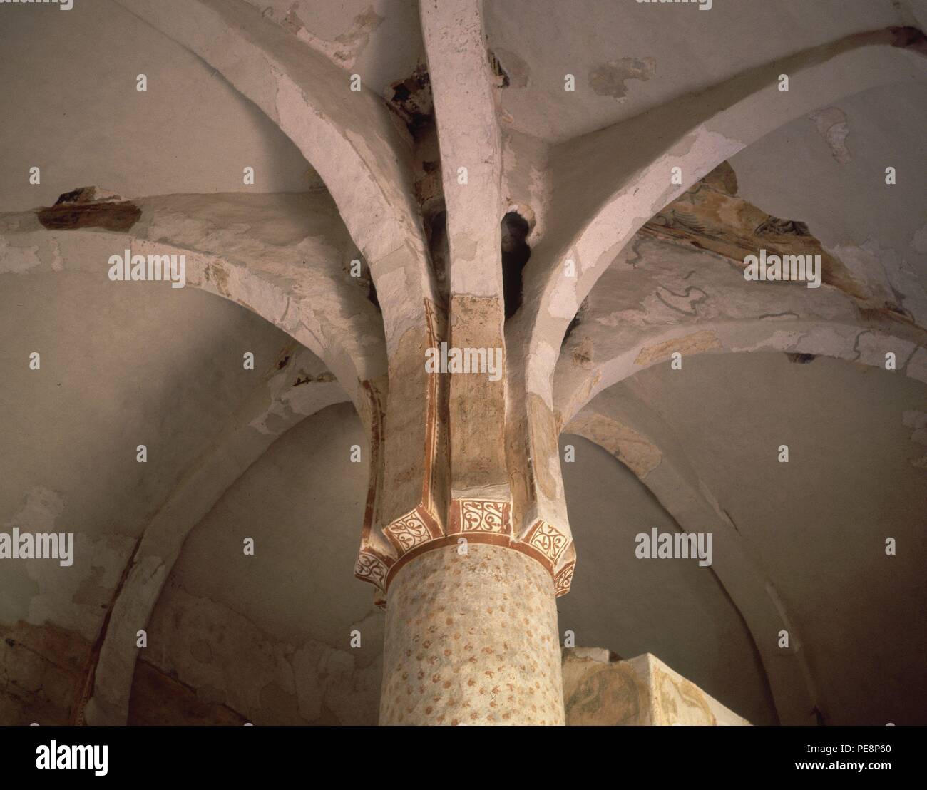 PILAR SOSTEN DE 8 Arcos de Herradura en el interior DE LA ERMITA DE SAN BAUDELIO DE BERLANGA - SIGLO XI. Posizione: Ermita de San BAUDELIO, CASILLAS DE BERLANGA, Spagna. Foto Stock