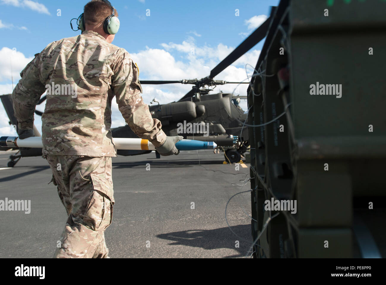 Il personale dell'esercito Sgt. Daniel Kinsey, membro dell'esercito Arizona Guardia nazionale, porta un missile Hellfire per essere caricati su un AH-64D Apache nov. 4 durante la Gunfighter Fly-In concorrenza in Marana, Ariz. Il Gunfighter Fly-In box alcuni dei migliori AH-64D attacco Apache elicottero equipaggi provenienti da sette diversi Esercito Nazionale unità di guardia da tutta la nazione in una competizione per vedere chi è il migliore. Gli equipaggi da Arizona, Utah, Idaho, Carolina del Sud Carolina del Nord, Texas e Missouri hanno gareggiato per i punteggi migliori in vari eventi come un fuoco vivo scenario, Unmanned Aerial systems teaming, simulatore di test e Foto Stock