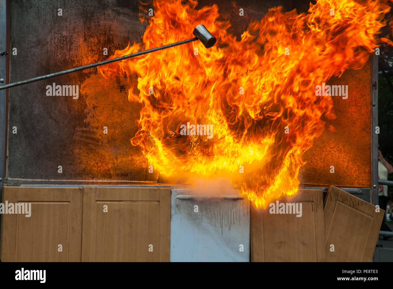 Chip pan fire dimostrazione da West Yorkshire Fire & Rescue Foto Stock