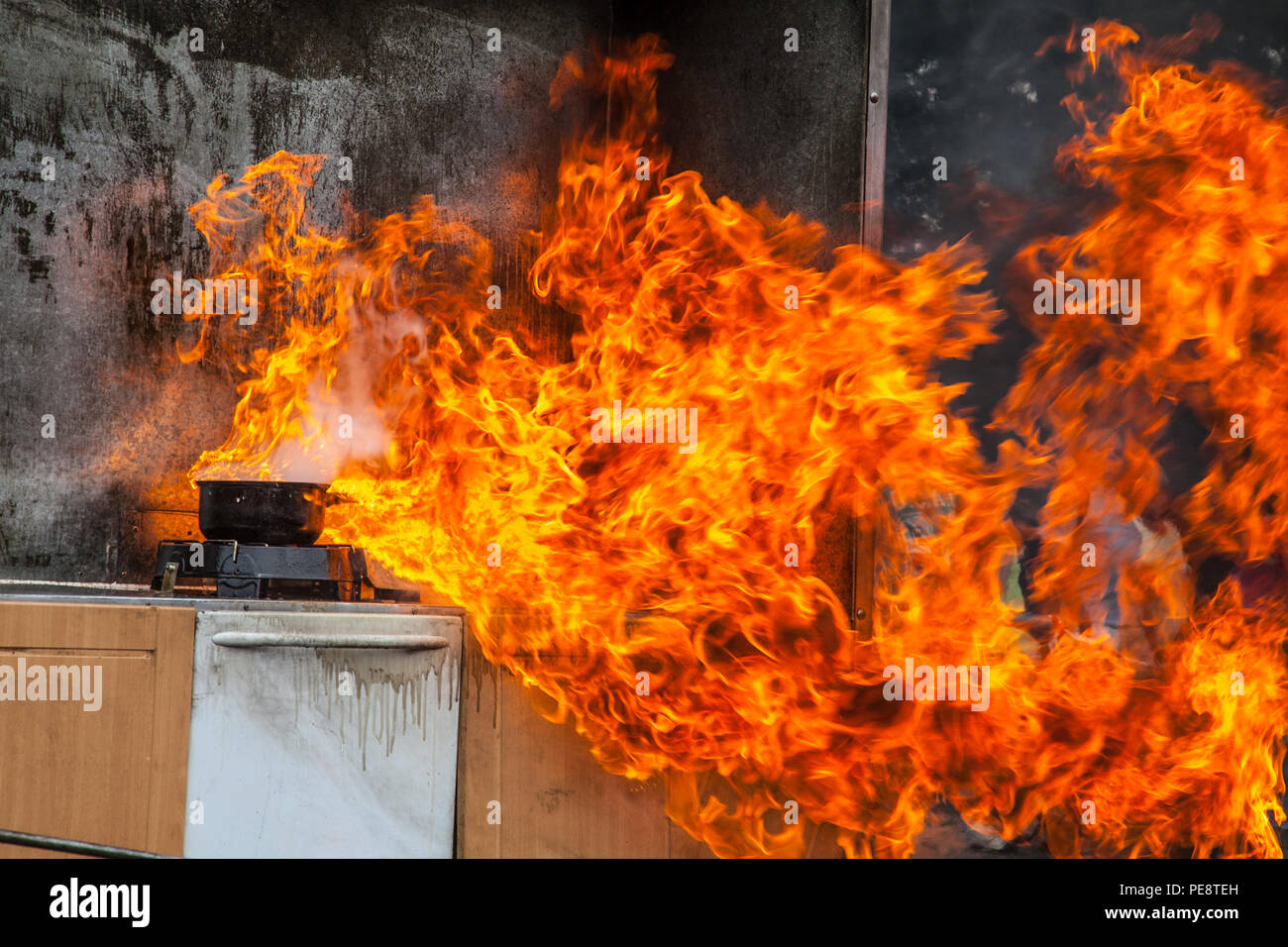 Chip pan fire dimostrazione da West Yorkshire Fire & Rescue Foto Stock