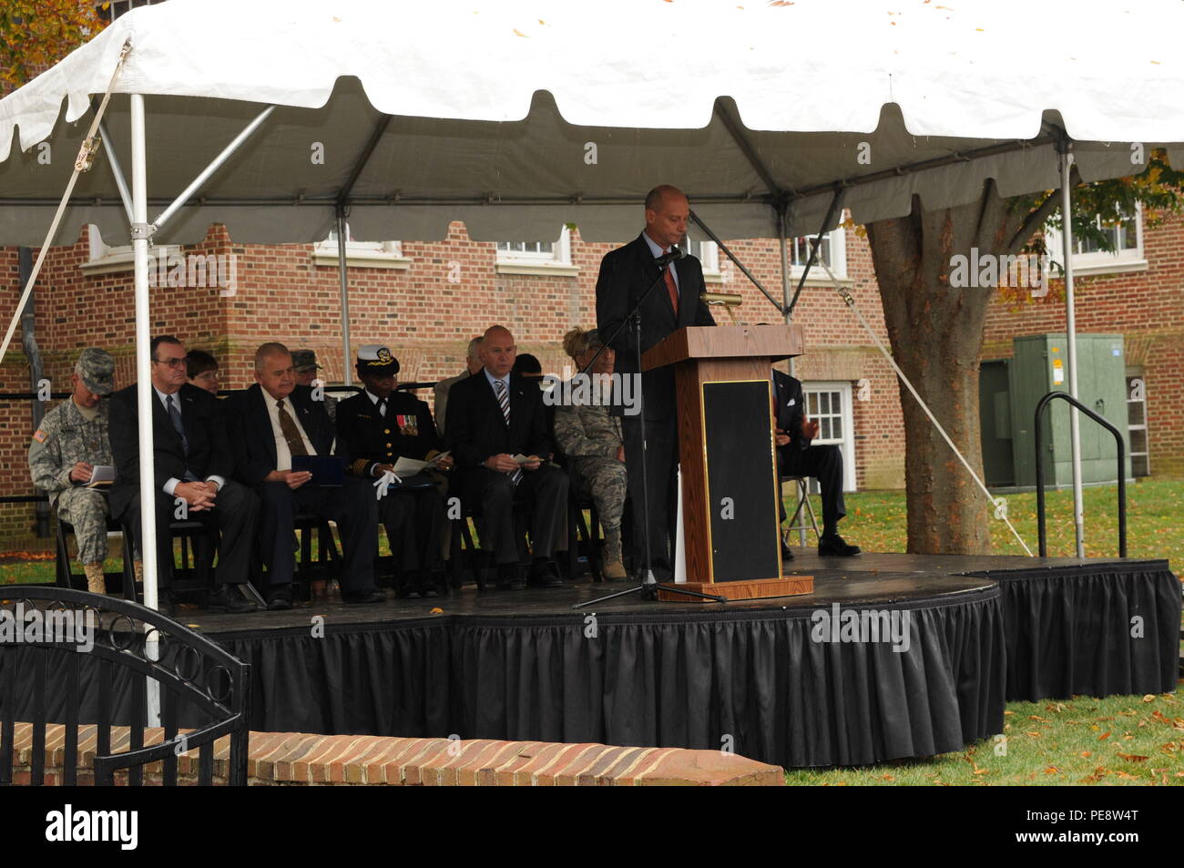 Benvenuti commento data da Jeffery Torello, segretario di Stato di Delaware durante la dedicazione di un monumento in onore Delawareans che ha servito nelle guerre in Medio Oriente e in Afghanistan a livello legislativo Hall, Dover, Del. nov. 7, 2015. (U.S. La Guardia Nazionale Foto di Staff Sgt. James Pernol, rilasciato) Foto Stock