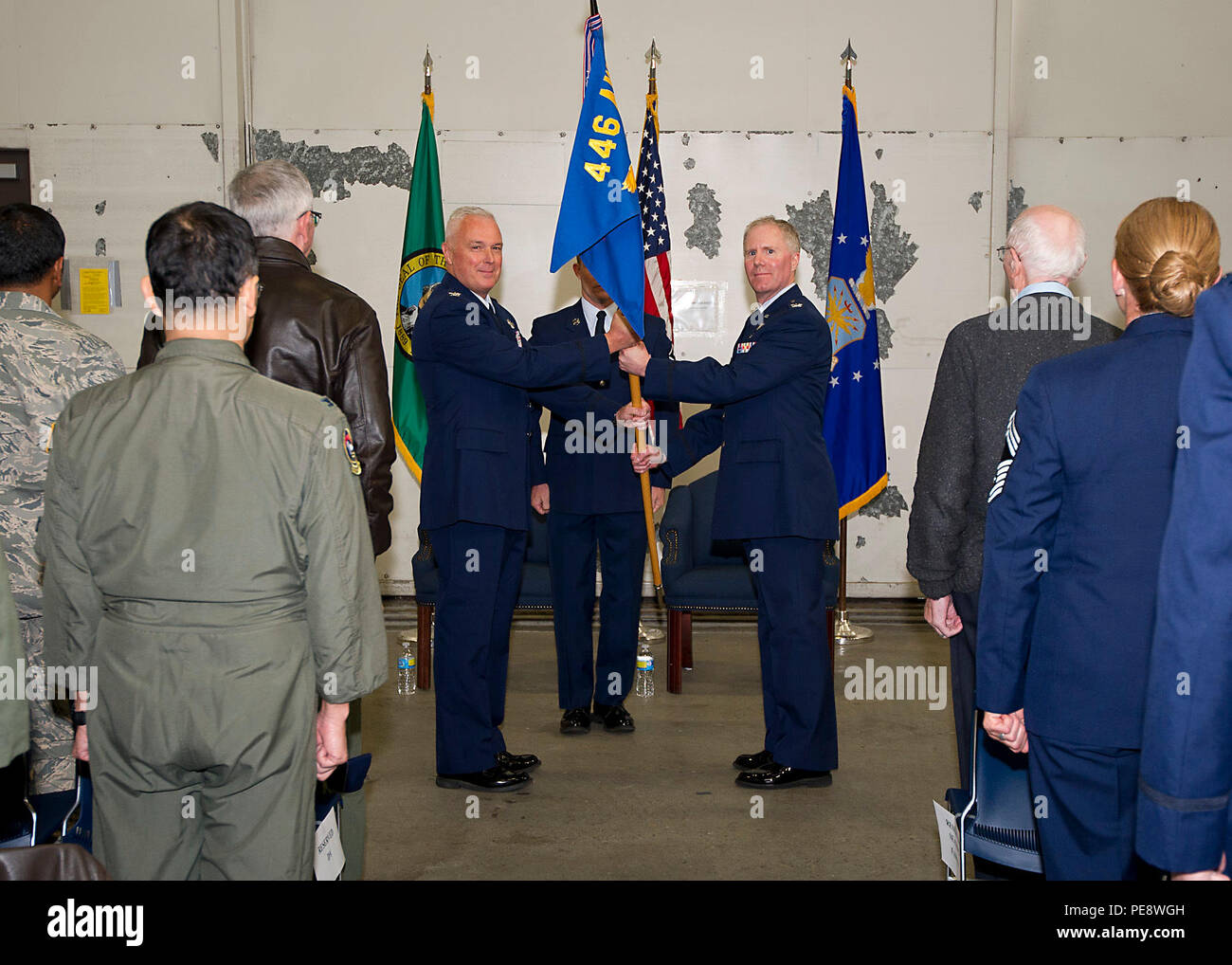 Col. Scott McLaughlin, 446th Airlift Wing Commander, mani il 446th Istituto di medicina aeronautica Staging Squadron bandiera al Col. Bruce Neely, il nuovo 446th ASTS commander. Dopo aver assunto il comando, Neely ha ringraziato i suoi colleghi e famiglia per il sostegno che hai dato a lui durante i suoi diciassette anni di medicina aerospaziale. Neely ha annunciato che egli crede nella missione della 446th ASTS e farà tutto il possibile per prendersi cura della sua avieri. (U.S. Air Force foto di riserva da Staff Sgt. Madelyn McCullough) Foto Stock