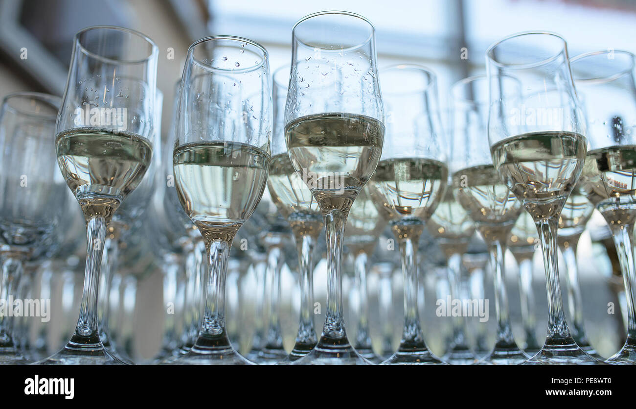 Vista dal basso della piena a metà di champagne o spumante flauti, un tipico ricevimento di matrimonio o una festa di accoglienza per gli ospiti Foto Stock