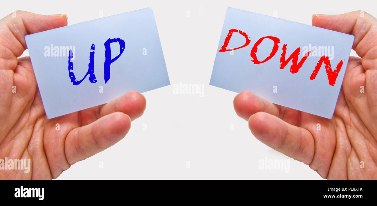 Business man mano le carte hoding con verso il basso di parole Foto Stock