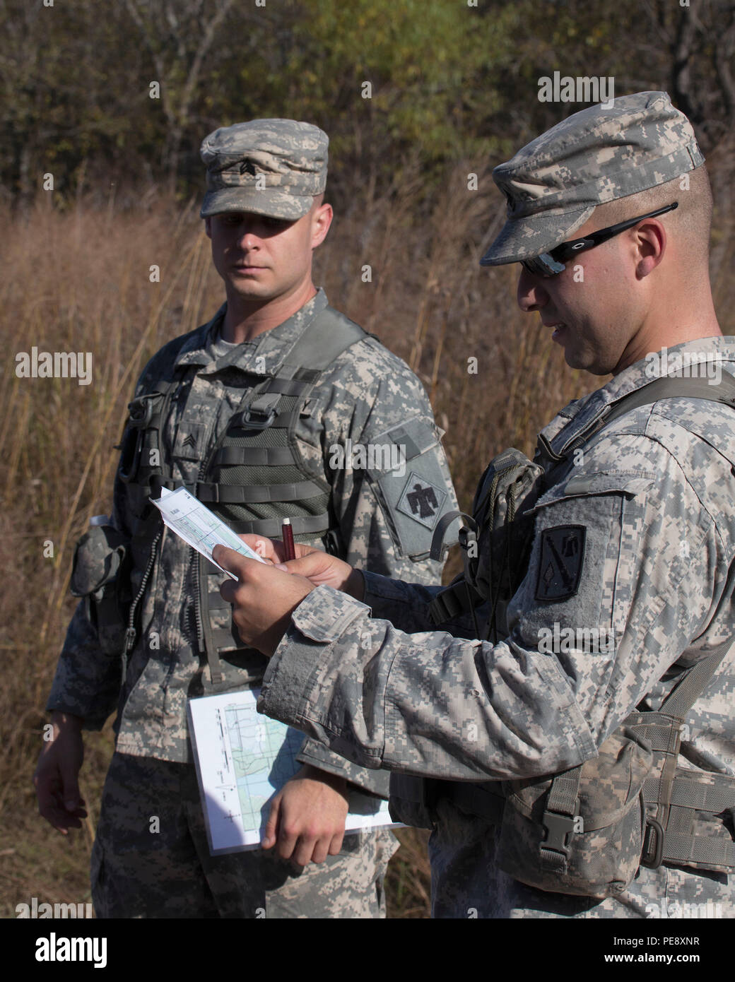 Soldati controllare le loro coordinate della mappa durante la navigazione terrestre segmento del 2015 Oklahoma esercito nazionale Guard miglior guerriero concorso nov. 6-8, 2015, a Camp Gruber, Braggs, Oklahoma. Foto Stock