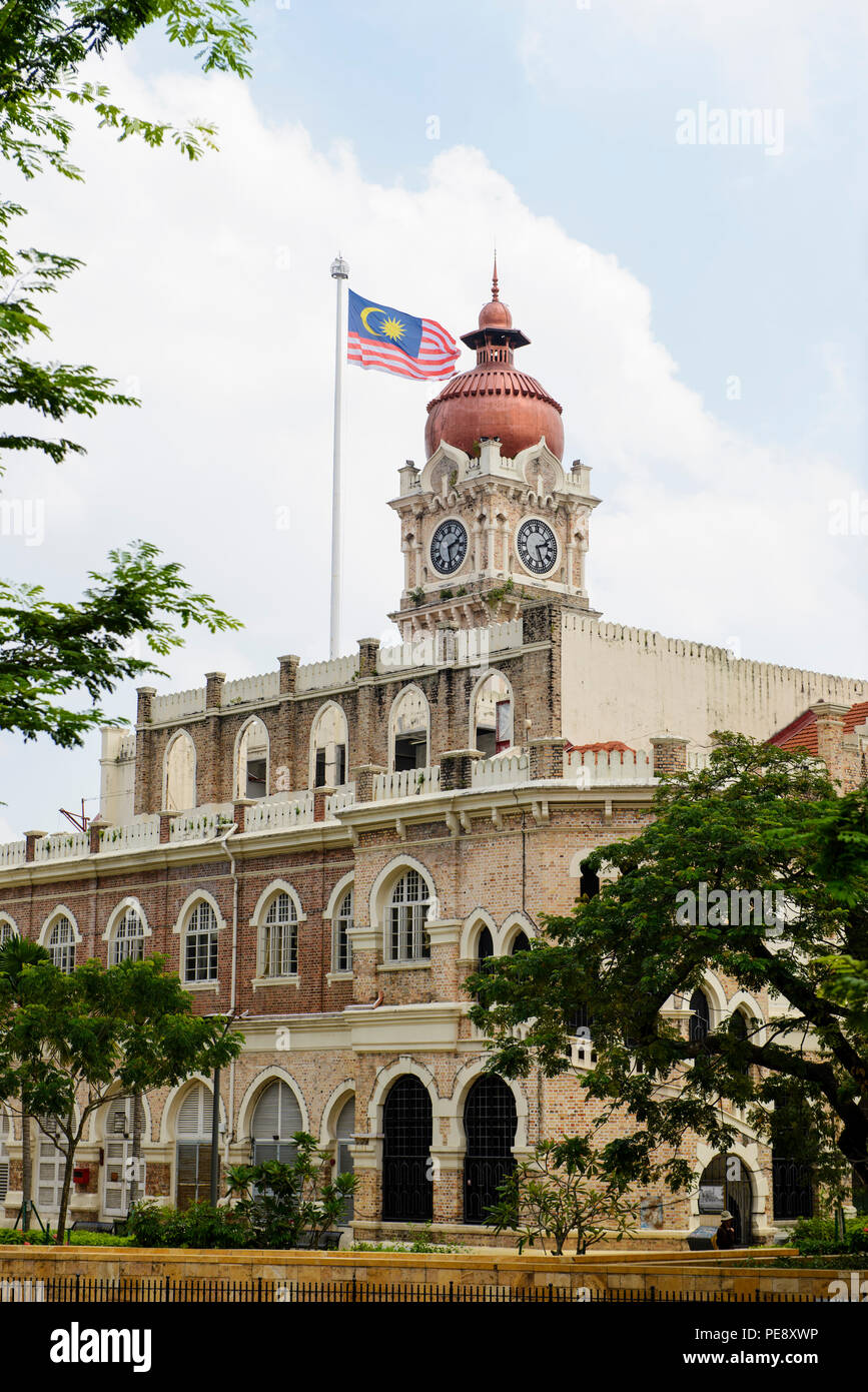 La torre dell'orologio di Palazzo Sultano Abdul Samad nel centro cittadino di Kuala Lumpur Foto Stock