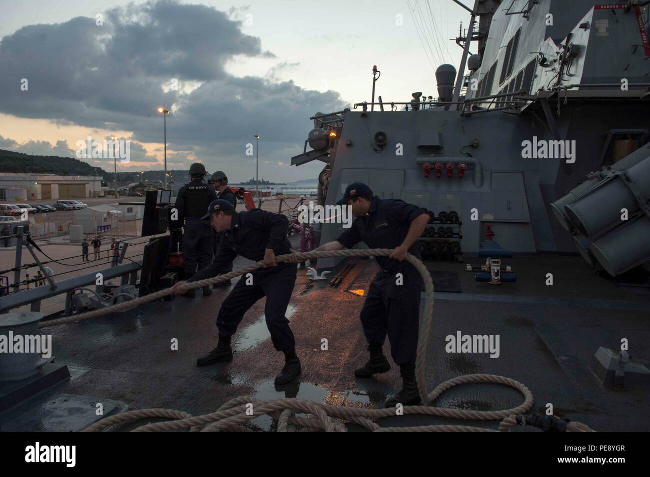 151108-N-TC720-045 SOUDA BAY, Grecia (nov. 8, 2015) Tecnico Sonar (Superficie) terza classe Terrence Piper, da Cape Coral, Fla,. e dei sistemi di informazione tecnico marinaio Steven Lodocle, dalla Napa Valley, California, heave intorno a una linea di ormeggio a bordo della USS Donald Cook (DDG 75) come la nave si prepara a discostarsi Souda Bay, Grecia, dopo una pianificata regolarmente visita porta nov. 8, 2015. Donald Cook, un Arleigh Burke-class guidato-missile distruttore, distribuito a Rota, Spagna sta conducendo una pattuglia di routine negli Stati Uniti Sesta flotta area di operazioni a sostegno degli Stati Uniti per gli interessi di sicurezza nazionali in Europa. (U.S. Foto Stock