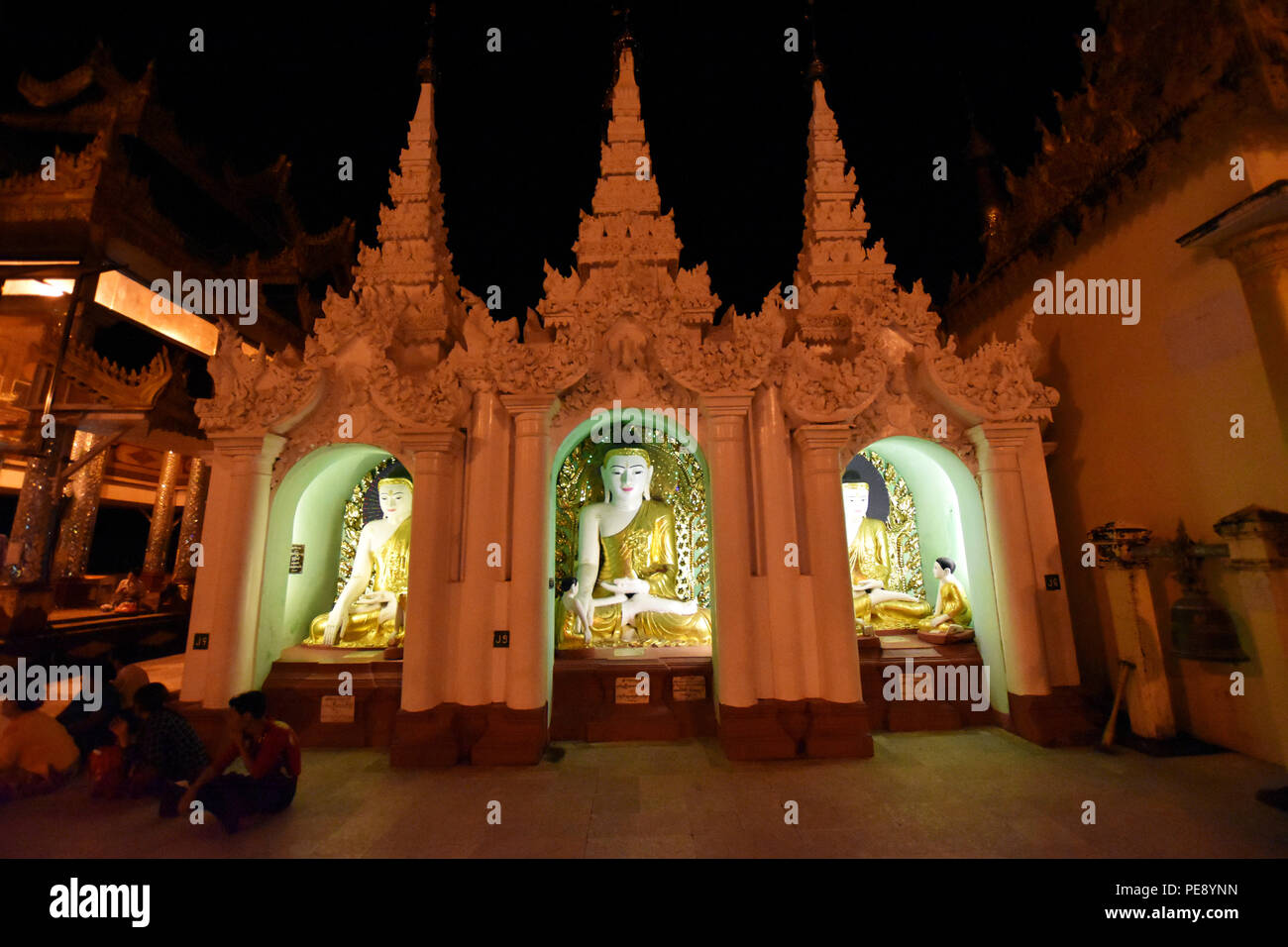 Incredibile statua del Buddha in Shwedagon pagoda Yangon, Myanmar Foto Stock