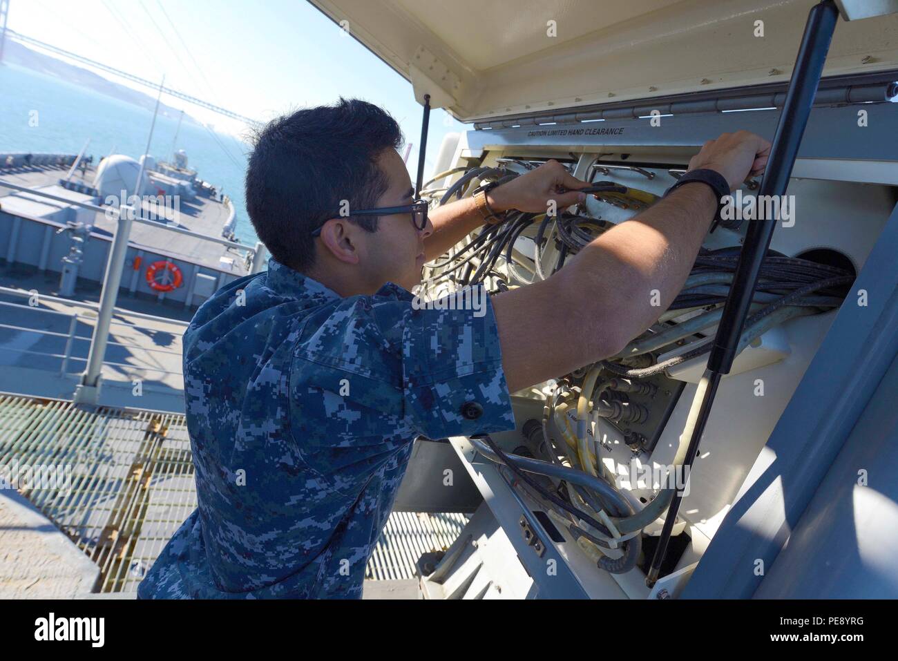 151109-N-VY489-078 Lisbona, Portogallo (nov. 9, 2015) Cryptologic tecnico (Tecnico) terza classe Carlos Sidas esegue una manutenzione necessaria controllare su un/SLQ-32 Electronic Warfare (EW) sistema a bordo della U.S. 6 comando della flotta e la nave di controllo USS Mount Whitney (LCC) 20 nov. 9, 2015. Il Monte Whitney, avanti de-ployed a Gaeta, Italia, opera con un combinato di equipaggio di marinai e militari di comando Sealift servizio civile naviganti. (U.S. Foto di Marina di Massa lo specialista di comunicazione 1a classe Mike Wright / rilasciato) Foto Stock