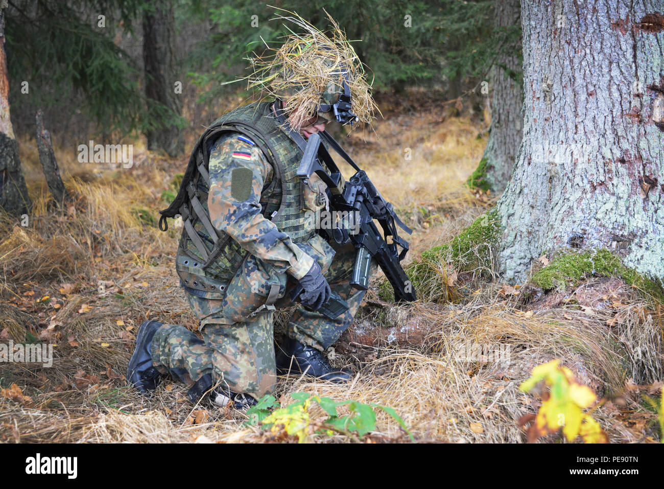 Un soldato tedesco, assegnato a Hammelburg Fanteria Training Center, ricarica la sua arma durante un combattimento formazione operativa al fianco di esercito britannico Royal Military Academy Sandhurst cadetti durante l'esercizio Dynamic vittoria al settimo esercito multinazionale comune di formazione del comando di Grafenwoehr Area Formazione, Germania, nov. 10, 2015. L'esercizio è il campo finale per esercitare Sandhurst cadetti prima che diventino sottufficiali dell'esercito britannico. (U.S. Esercito foto di Visual Information Specialist Gertrud Zach/rilasciato) Foto Stock