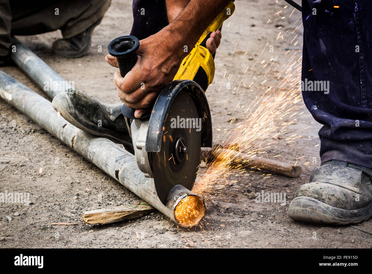 Lavoratore di taglio tubo metallico per esterno Foto Stock