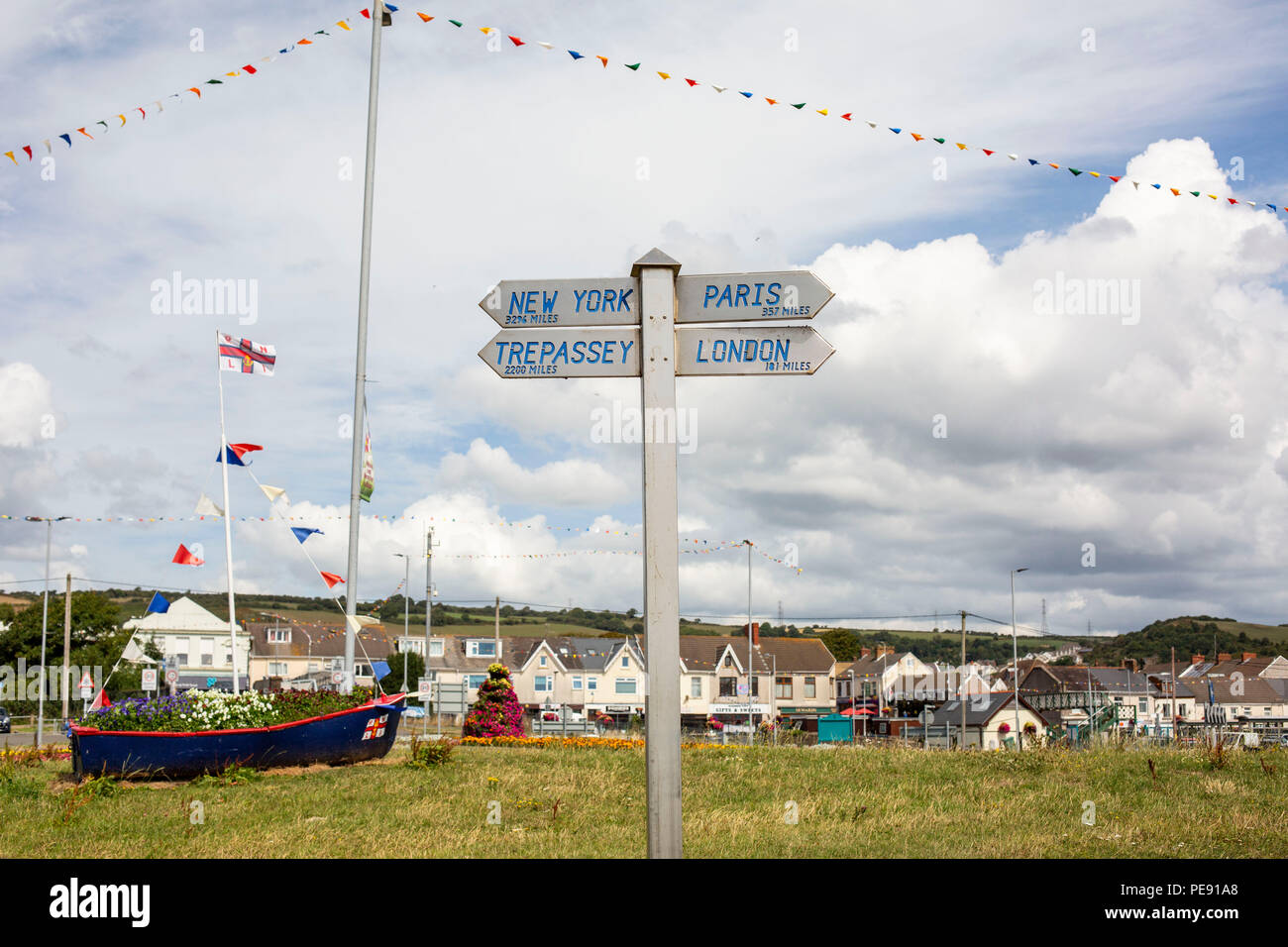 Un cartello omaggio ad Amelia Earhart, la prima donna ad attraversare l oceano Atlantico in aereo, Burry Port, Carmarthenshire, Wales, Regno Unito. Foto Stock