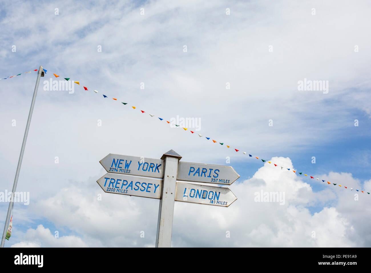 Un cartello omaggio ad Amelia Earhart, la prima donna ad attraversare l oceano Atlantico in aereo nel 1928, quando ha atterrato a Burry Port, Carmarthenshire Foto Stock