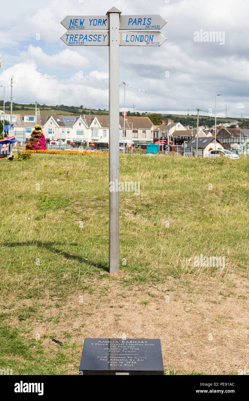 Un cartello omaggio ad Amelia Earhart, la prima donna ad attraversare l oceano Atlantico in aereo nel 1928, quando ha atterrato a Burry Port, Carmarthenshire Foto Stock