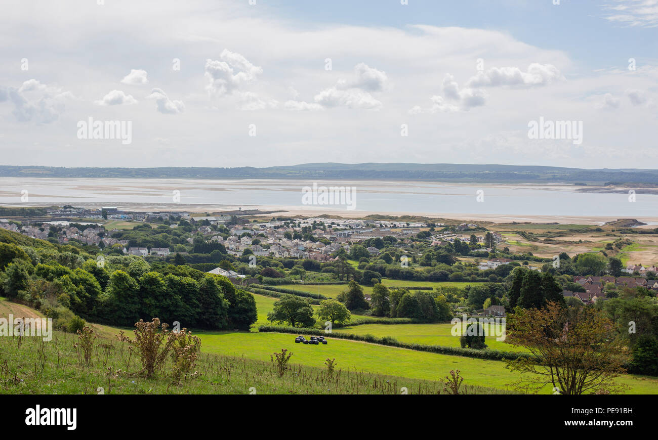 Una panoramica estiva di Pembrey e Burry porta sul Loughor estuario, Carmarthenshire, Wales, Regno Unito. Foto Stock