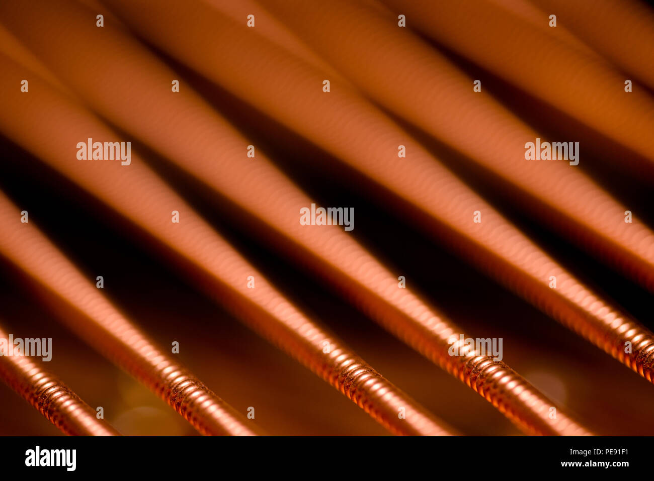 Una macro shot del rame bass stringhe su un pianoforte a coda Foto Stock