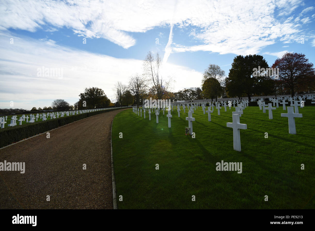 Righe di lapidi linea la vasta distesa a Cambridge Cimitero Americano, Regno Unito, nov. 11, 2015. Il cimitero è stato dedicato nel 1956 come il luogo del riposo finale di 3 812 American Service soci. (U.S. Air Force photo by Staff Sgt. Jarad A. Denton/rilasciato) Foto Stock