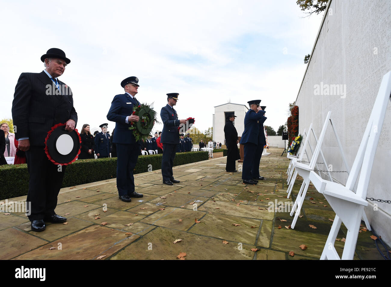 Stati Uniti Air Force Lt. Gen. Timothy Ray, 3° Air Force e il XVII Expeditionary Air Force commander e Col. Kevin Cullen, 501Supporto di combattimento Wing Commander, rendere un saluto cerimoniale durante un giorno di veterani cerimonia al Cambridge Cimitero Americano, Regno Unito, nov. 11, 2015. Ray e Cullen deposto una corona a nome degli uomini e delle donne del 501CSW in onore dei sacrifici compiuti dal passato i membri del servizio. (U.S. Air Force photo by Staff Sgt. Jarad A. Denton/rilasciato) Foto Stock