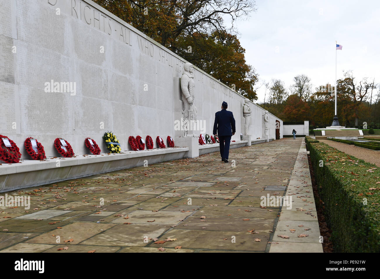 Stati Uniti Air Force Lt. Gen. Timothy Ray, 3° Air Force e il XVII Expeditionary Air Force commander, cammina al fianco di compresse della mancante a seguito di una giornata dei veterani cerimonia al Cambridge Cimitero Americano, Regno Unito, nov. 11, 2015. Le compresse di mancante è un muro di pietra incisa con i nomi di 5,127 americani che sono stati dichiarati dispersi in azione durante la Seconda Guerra Mondiale. (U.S. Air Force photo by Staff Sgt. Jarad A. Denton/rilasciato) Foto Stock