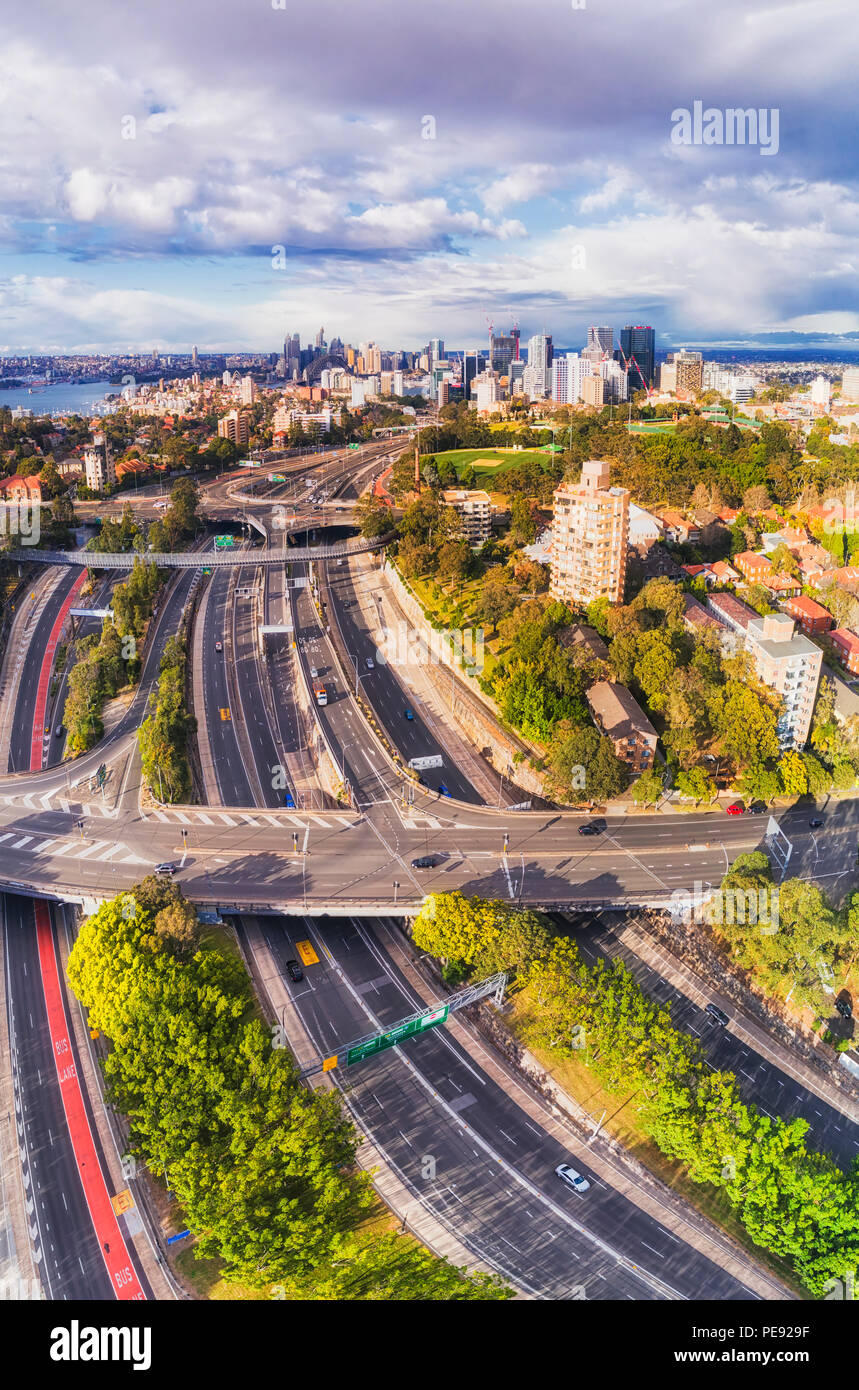 Della North Shore inferiore di Sydney intorno Warringah freeway multi-lane motorway andando attraverso Sydney Nord fino al Ponte del Porto di Sydney e città Landmar CBD Foto Stock