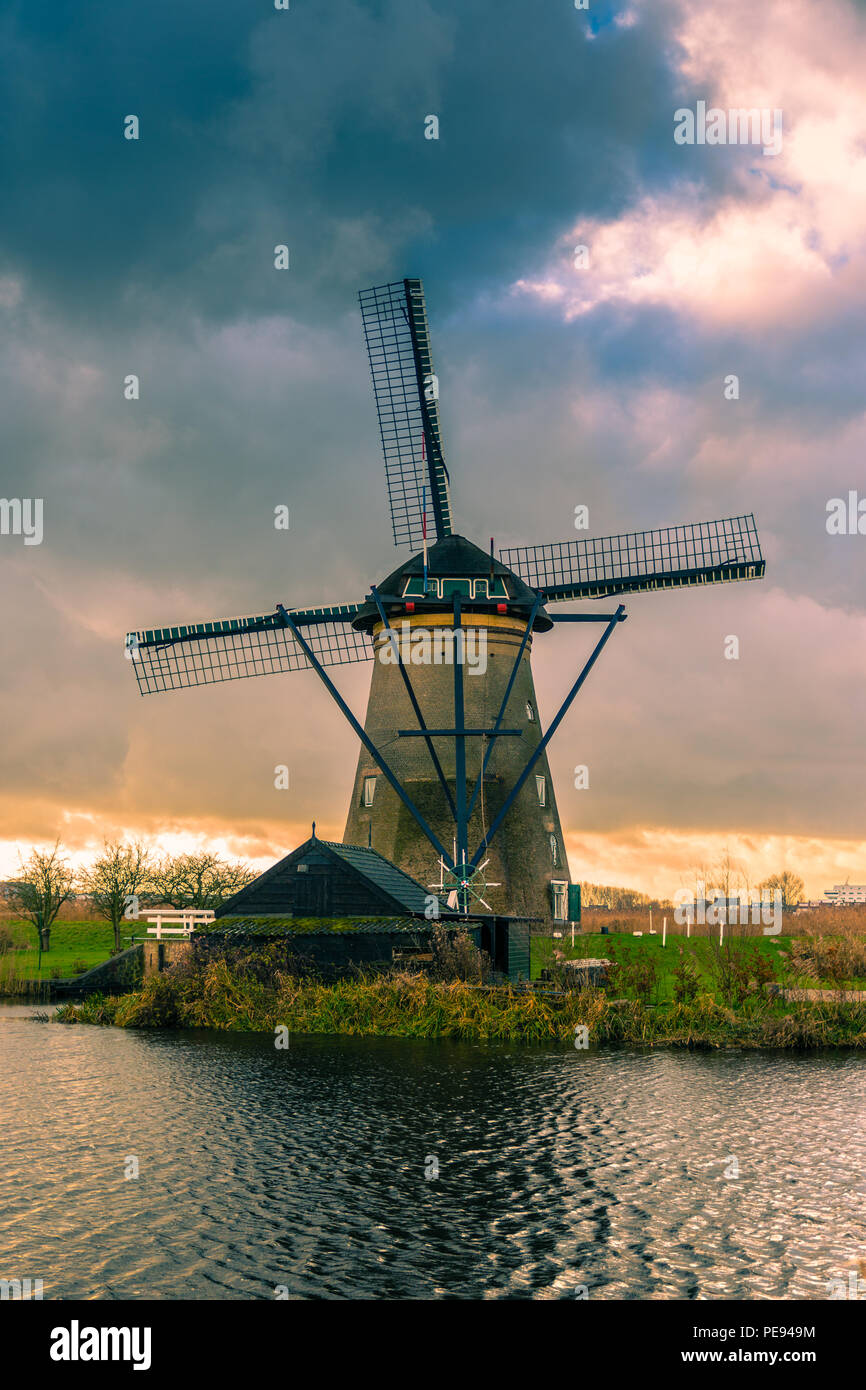 Gli storici mulini a vento olandese vicino a Rotterdam Foto Stock