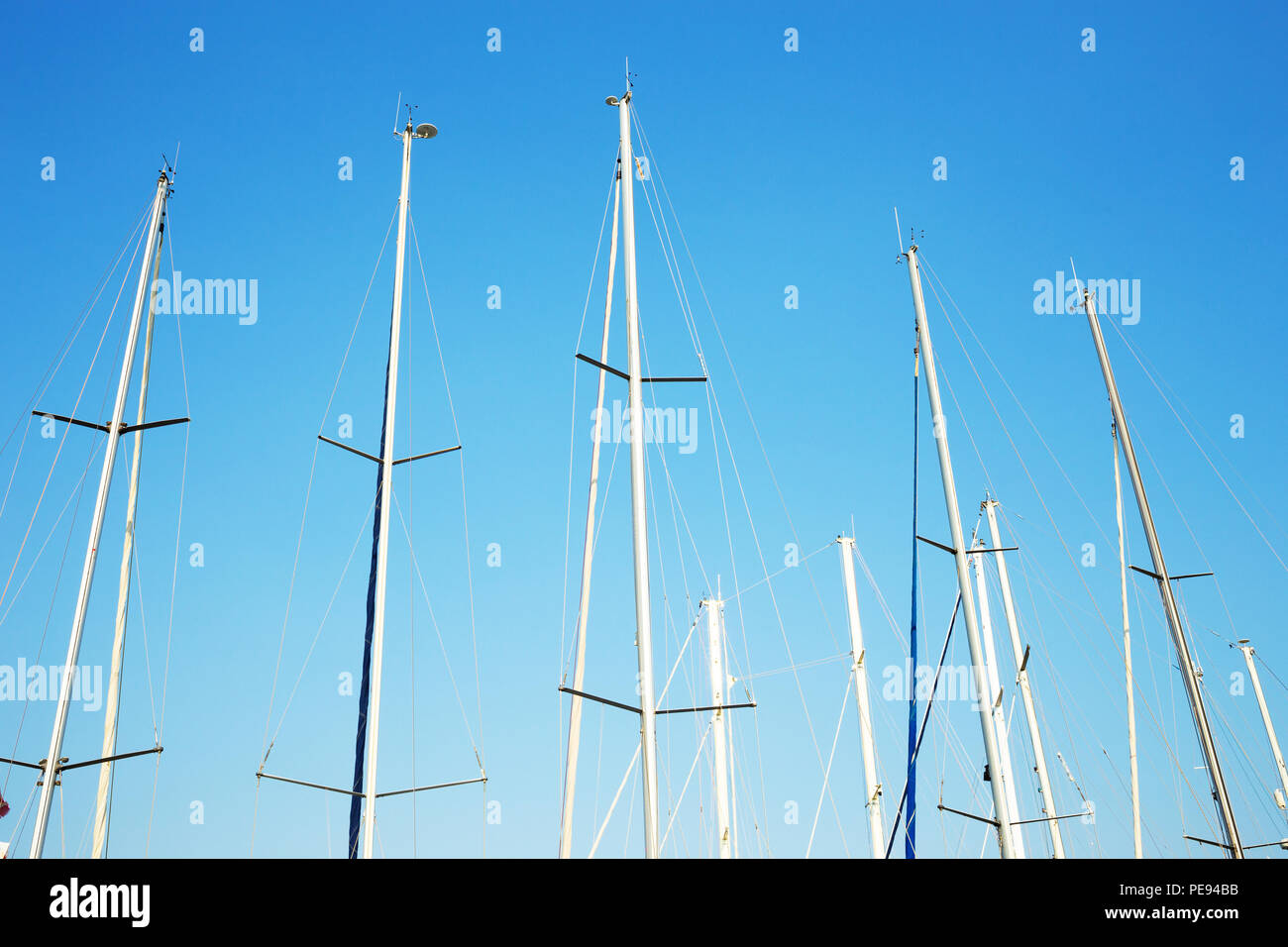 Molti yacht a montanti contro il cielo blu. Concetto marino. Foto Stock