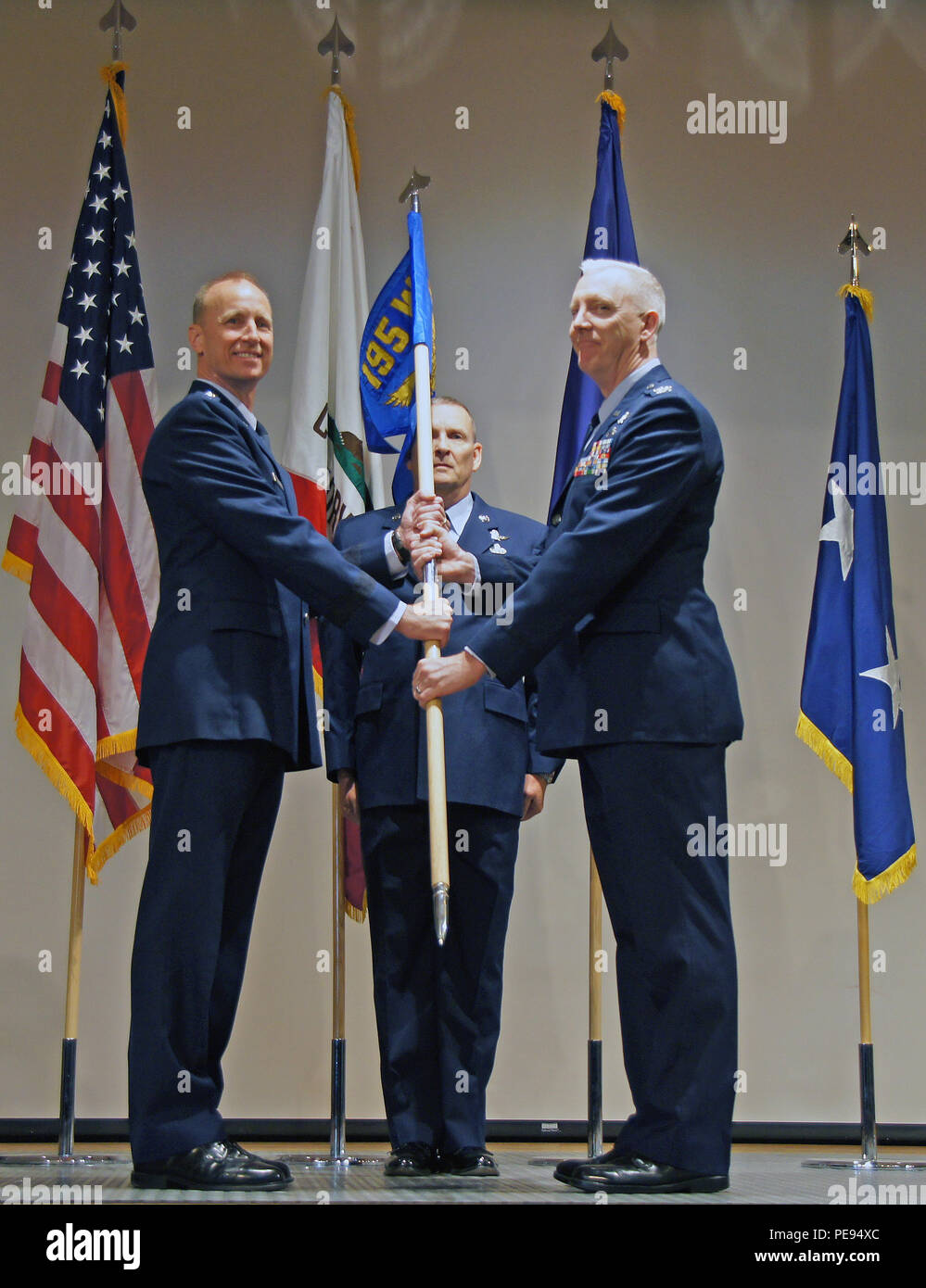 California Air National Guard Commander magg. Gen. Jon Kelk, sinistra, Chief Master Sgt. James Raff e 195° Wing Commander Col. Rick Hern presente il 195° Ala dei colori durante una cerimonia di attivazione per l'ala a Beale Air Force Base in California, nov. 7. (Foto di Spc. (CA) Sigmund Rakiec) Foto Stock