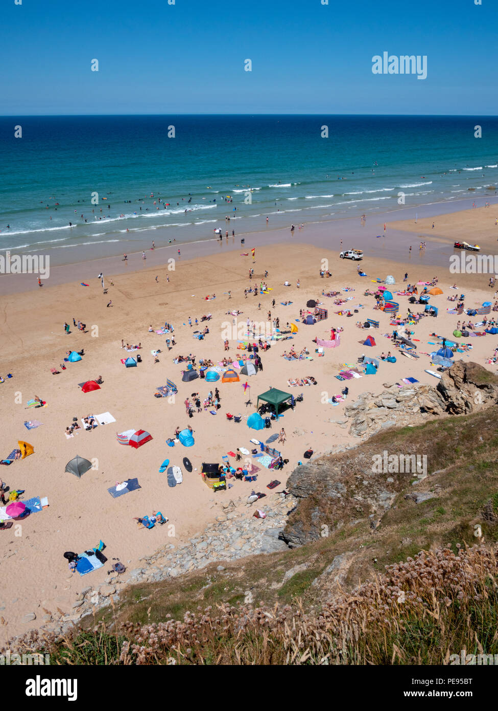 Pranzo , Occupato, spiagge affollate a Watergate Bay vicino a Newquay Cornwall Regno Unito nella calda estate del 2018 Foto Stock