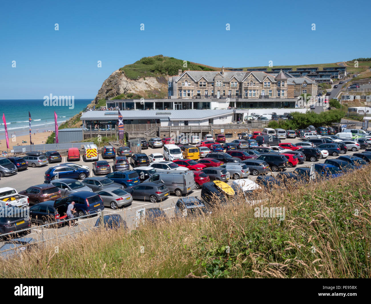 Pranzo , Occupato, affollata spiaggia parcheggi a Watergate Bay vicino a Newquay Cornwall Regno Unito nella calda estate del 2018 Foto Stock