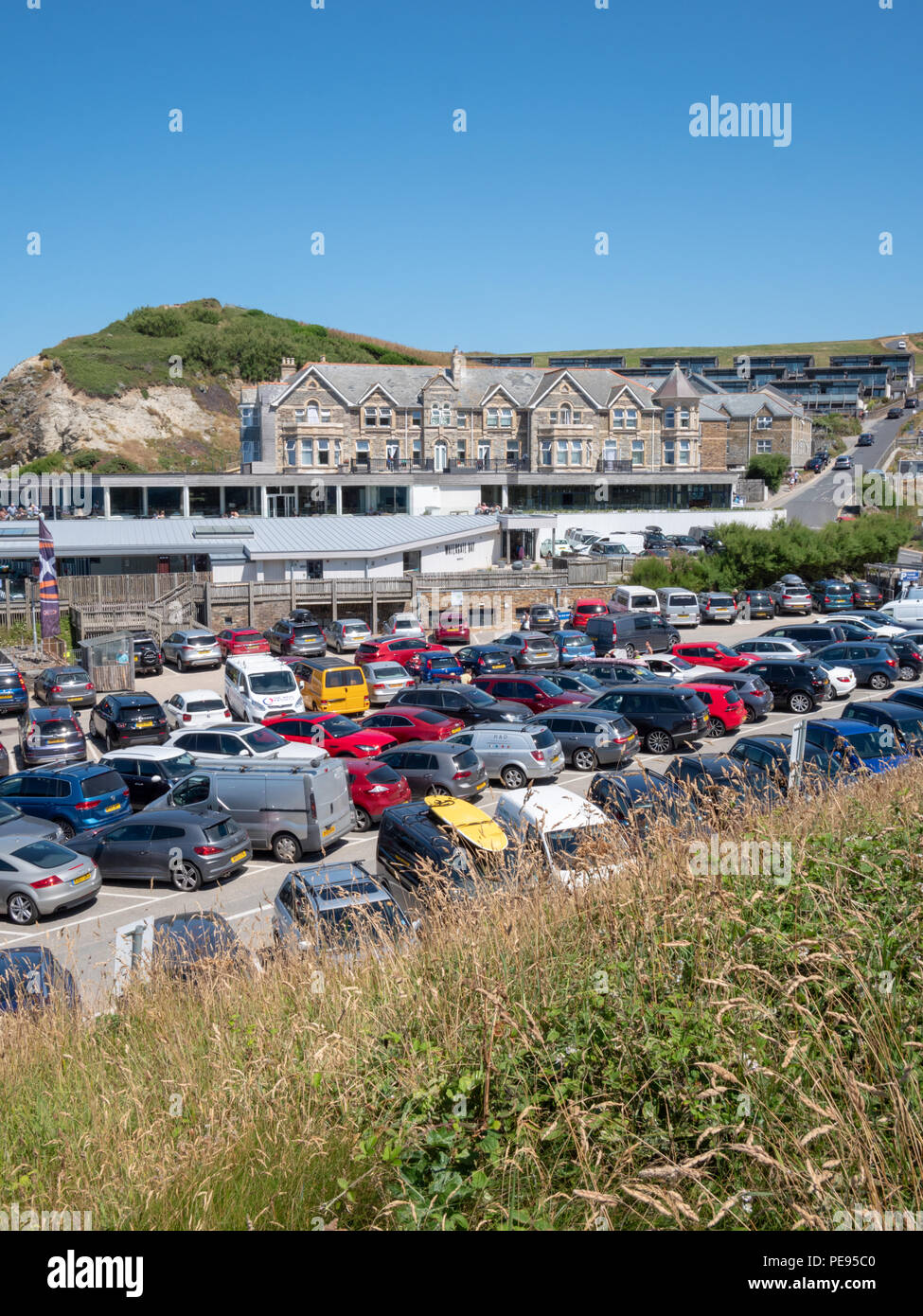 Pranzo , Occupato, affollata spiaggia parcheggi a Watergate Bay vicino a Newquay Cornwall Regno Unito nella calda estate del 2018 Foto Stock