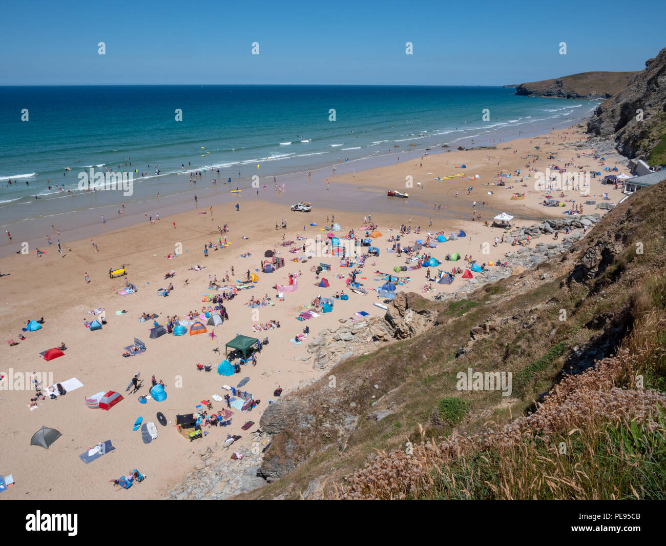 Pranzo , Occupato, spiagge affollate a Watergate Bay vicino a Newquay Cornwall Regno Unito nella calda estate del 2018 Foto Stock