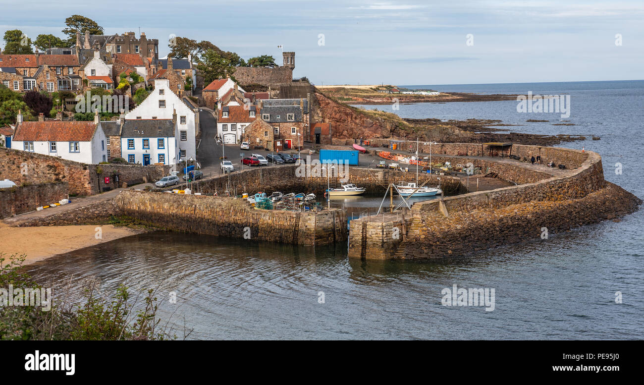 Il vecchio porto nel villaggio storico di Crail in East Neuk di Fife, Scozia Foto Stock