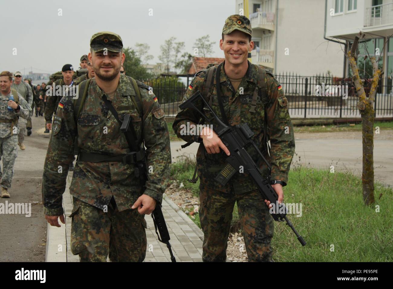 Circa mille multinazionali organi di servizio di partecipare al contingente danese 25-chilometro marzo, tenuto ott. 17, 2015, a Camp Maréchal de Lattre de Tassigny, in Kosovo. I partecipanti, in rappresentanza di 13 nazioni, servono come parte della NATO nel Kosovo la missione della Forza, l'Unione europea missione sullo Stato di diritto in Kosovo, o il Kosovo forza di sicurezza. Il DANCON march è un 43-anno-vecchia tradizione che supporta dei soldati feriti in combattimento. (U.S. Foto dell'esercito da Ardian Nrecaj, multinazionale battaglia Group-East) Foto Stock